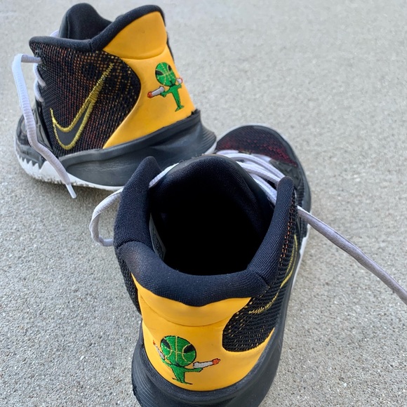 Kyrie NIKE 5 Youth  Boy Flytrap Basketball Yellow Athletic Lace Shoe - Picture 5 of 7